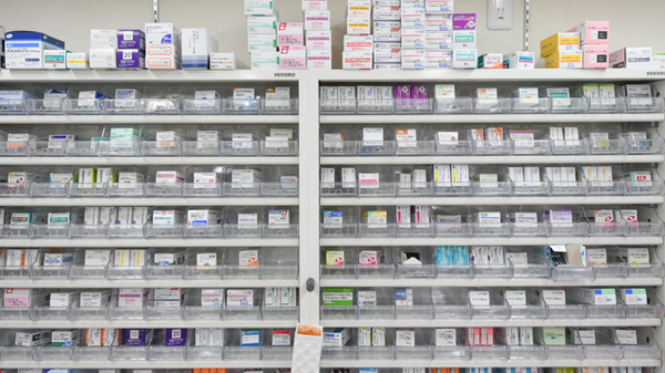 キリン堂薬局　北浜店の薬棚