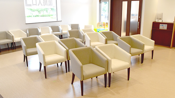 ハッピー薬局　稲築病院前店の待合スペース