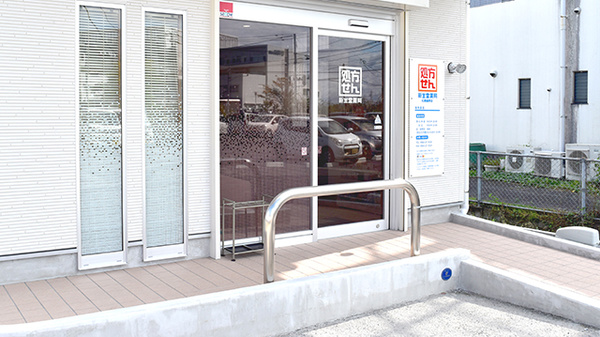 新生堂薬局　松橋曲野店の入口