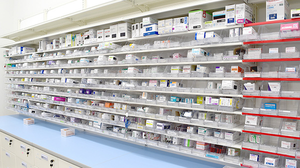 新生堂薬局　国府店の薬棚