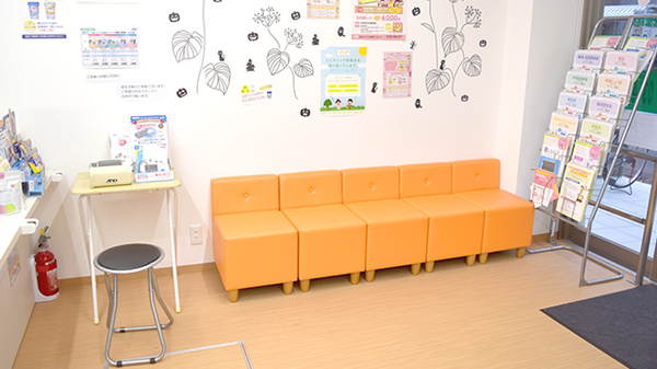 稲垣薬局　荻窪店の待合スペース