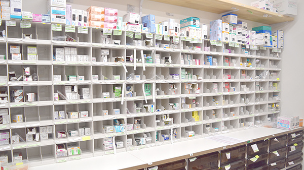 稲垣薬局　荻窪店の薬棚