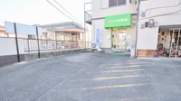 こじか薬局の駐車場