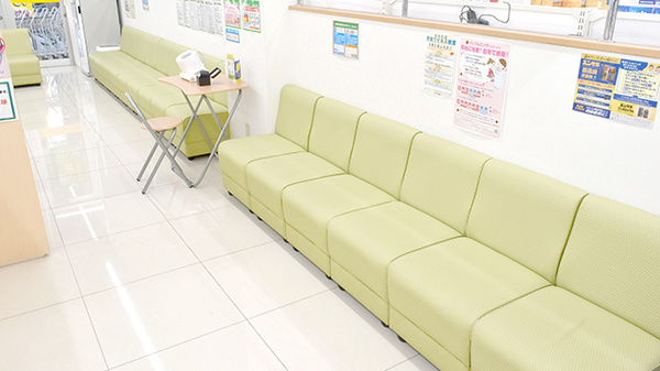 スギ薬局　葛飾白鳥店の待合スペース