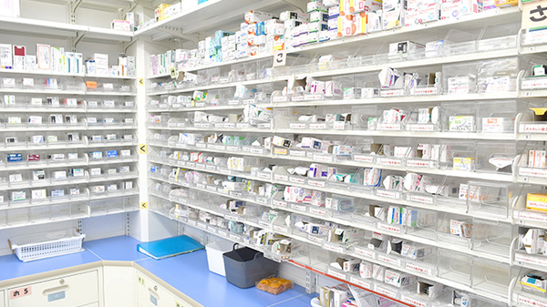 スギ薬局　葛飾白鳥店の薬棚