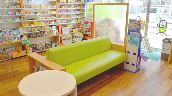 黒沢薬局　駅前店の待合スペース