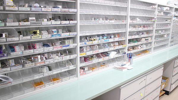 コスモ調剤薬局　喜多方西店の薬棚