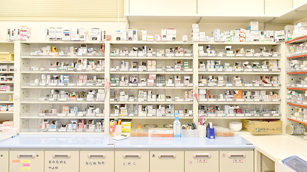 アルファ薬局　上町店の薬棚
