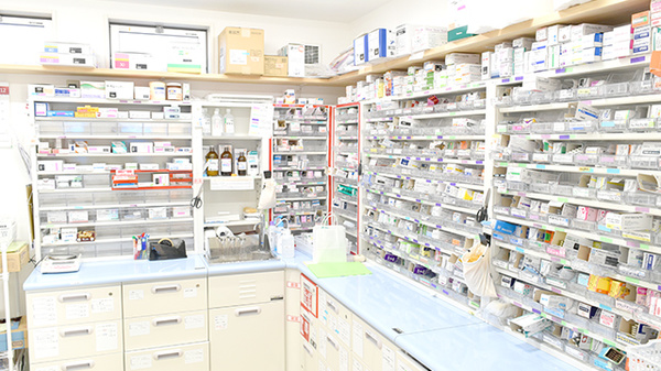 ちとせ薬局の薬棚