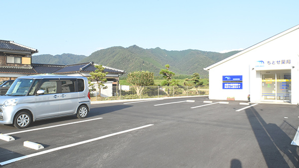 ちとせ薬局の駐車場