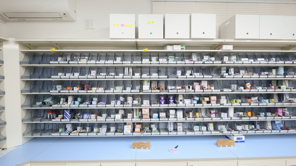 大賀薬局　拾六町店の薬棚