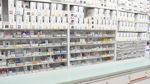 日生薬局　元町店の薬棚