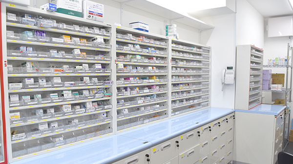 ミアヘルサ薬局　山下町店の薬棚