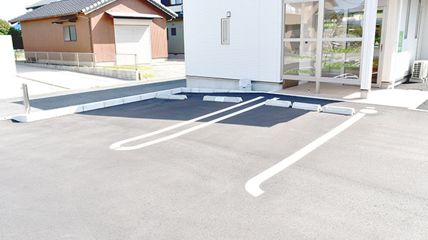 やまびこ薬局の駐車場