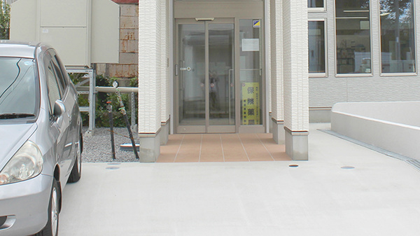 中央調剤薬局　堤支店の入口