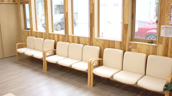 中央調剤薬局　堤支店の待合スペース