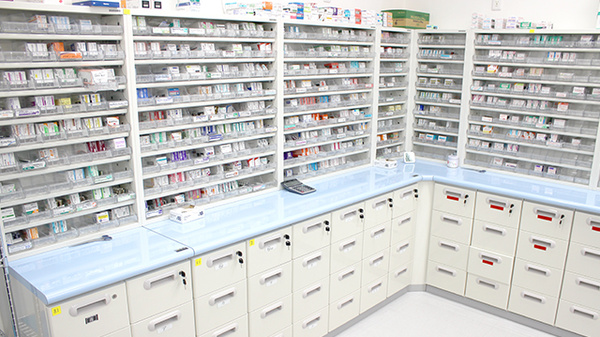 中央調剤薬局　堤支店の薬棚