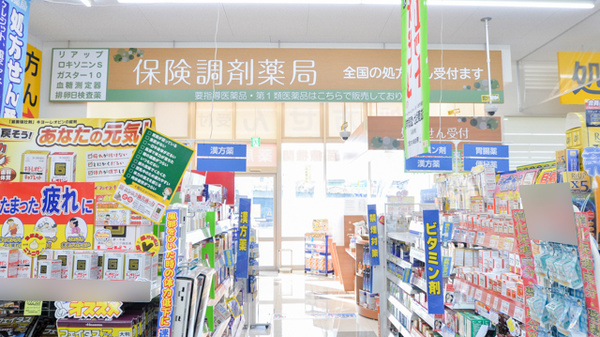 調剤薬局ツルハドラッグ古賀美郷店の入口