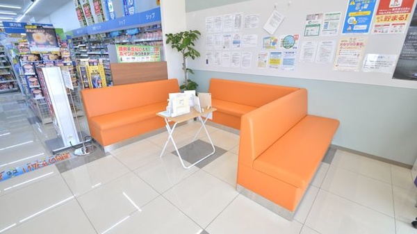調剤薬局ツルハドラッグ古賀美郷店の待合スペース