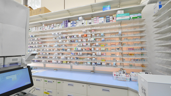調剤薬局ツルハドラッグ古賀美郷店の薬棚