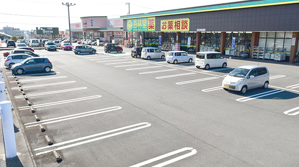 杏林堂薬局　アクロスプラザ厚原店の駐車場