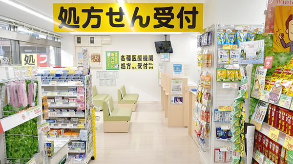 スギ薬局　代々木上原駅前店の入口