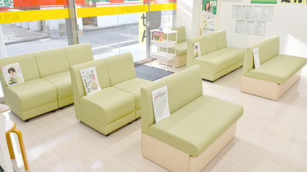 スギ薬局　代々木上原駅前店の待合スペース
