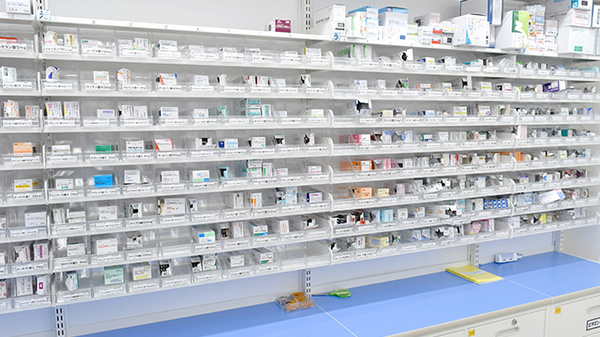 スギ薬局　代々木上原駅前店の薬棚