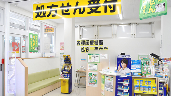 スギ薬局　新井薬師駅前店の入口