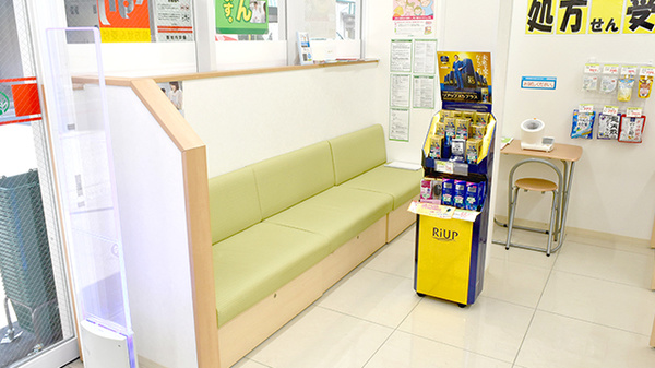 スギ薬局　新井薬師駅前店の待合スペース