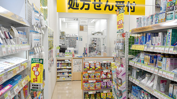 スギ薬局　日本大通り店の入口