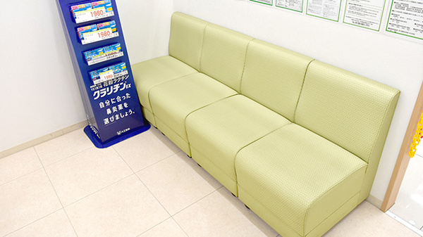 スギ薬局　日本大通り店の待合スペース