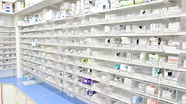 スギ薬局　上小田中店の薬棚