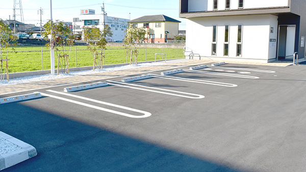 ヤナセ薬局丸山店の駐車場