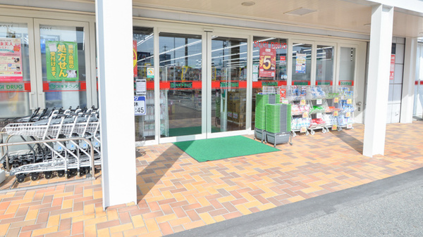 スギ薬局　小牧中央店の入口
