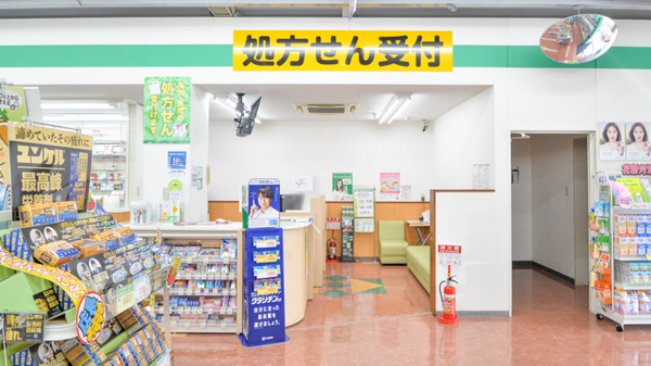 スギ薬局　小牧中央店の入口