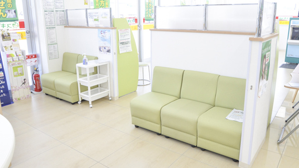 スギ薬局　松阪南店の待合スペース