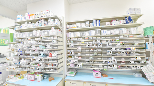 スギ薬局　御幣島店の薬棚