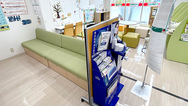 スギ薬局　箕面今宮店の待合スペース