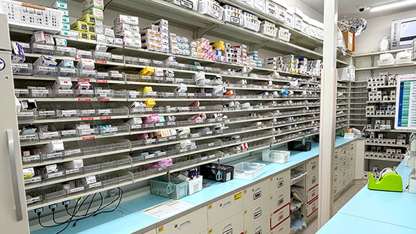 スギ薬局　箕面今宮店の薬棚