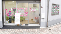 さくら薬局長居店の入口