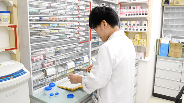 さくら薬局長居店の作業風景