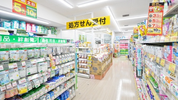 スギ薬局　桃谷店の入口