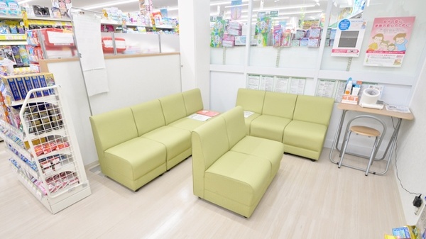 スギ薬局　桃谷店の待合スペース