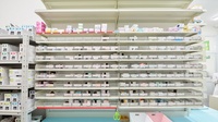 スギ薬局　桃谷店の薬棚