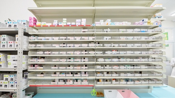 スギ薬局　桃谷店の薬棚
