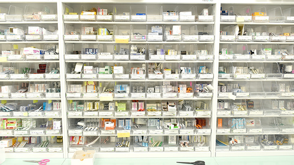 中尾調剤薬局いかるが店の薬棚