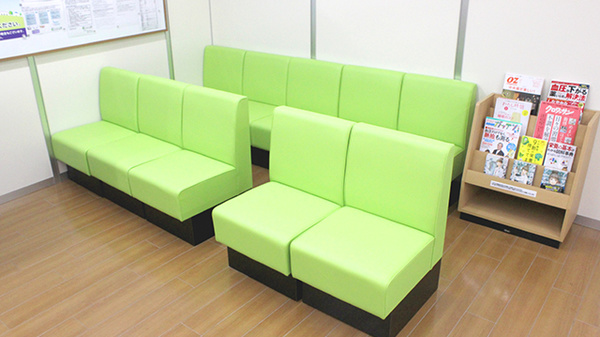 ウェルパーク薬局　立川北口大通り店の待合スペース