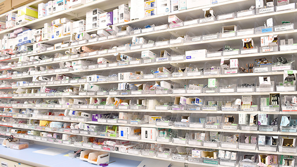 新生堂薬局　小田部店の薬棚