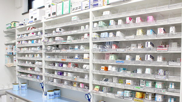 アーク調剤薬局　軽井沢店の薬棚